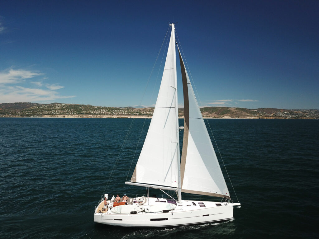 Cruising-yacht-dufour-520-photo-boat-1