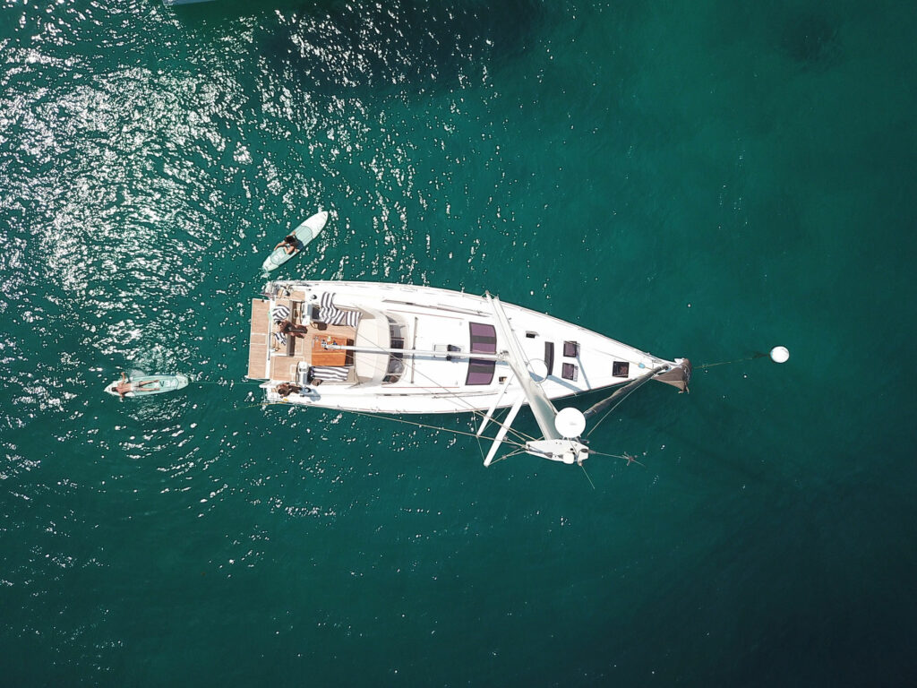 Cruising-yacht-dufour-520-photo-boat-3