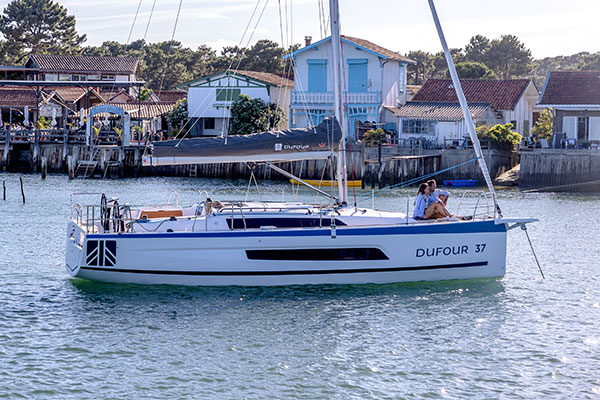 video-new-sailboat-dufour-37